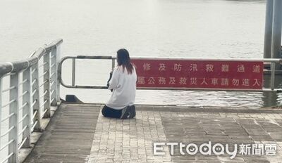 男大生救人失蹤!姊大稻埕河岸旁跪地苦等 同窗好友趕赴現場祈禱