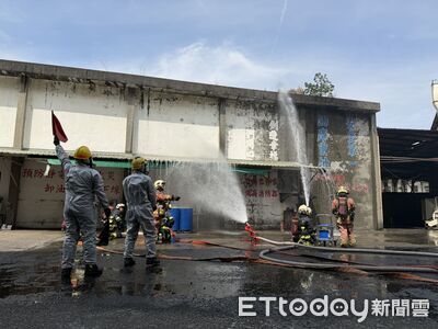 落實場所自我防護 新北消防造漆廠演練出動機器人