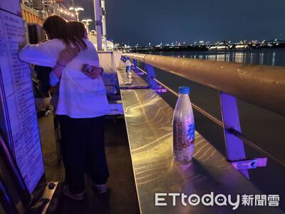 男大生跳水失蹤、姊守大稻埕「抱友痛哭」　消防明早繼續搜救