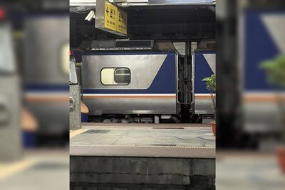 快訊／台鐵4221次區間車突起火！「緊急停靠」預估誤點52分鐘