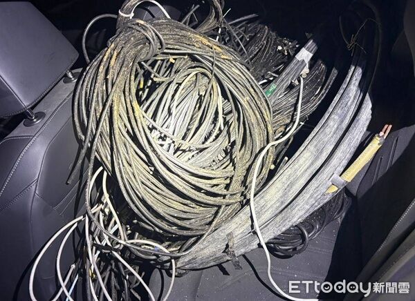 ▲警方循線追緝，不到1小時即將李男圍堵，並自其車內查獲電纜等贓物。（圖／桃園警分局提供）