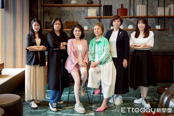 ▲▼   承億酒店董事長戴淑玲(右三)將接任承億集團董事長一職，承億酒店總經理洪若宸(左三)升任承億集團副董事長兼承億建設董事長，承億集團創辦人戴俊郎的夫人凃韶紋(右二)出任承億文旅董事長正式加入營運團隊，三位董事長與核心幹部承億建設總經理李佳昕(右一)、承億文旅總經理戴嘉玉(左二)與承億集團品牌長簡巧珊(左一)共同延續承億集團文化與治理。          。（圖／記者翁伊森翻攝）