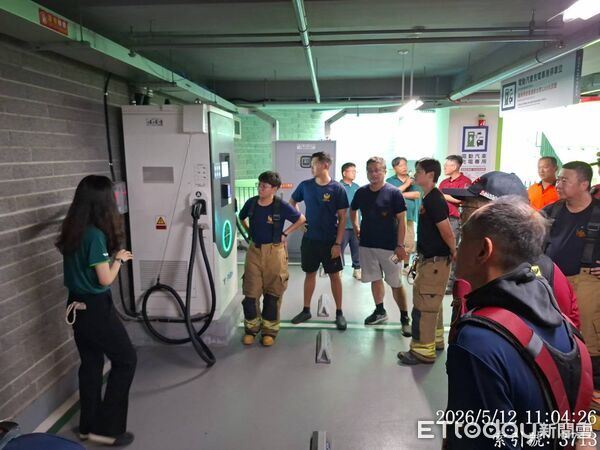 ▲台南市政府消防局第七救災救護大隊於水萍塭公園地下停車場辦理火警搶救演練，強化地下空間救災應變能力。（記者林東良翻攝，下同）