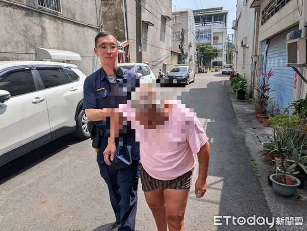 ▲屏東警分局員警攙扶吳姓男子返家。（圖／記者陳崑福翻攝）