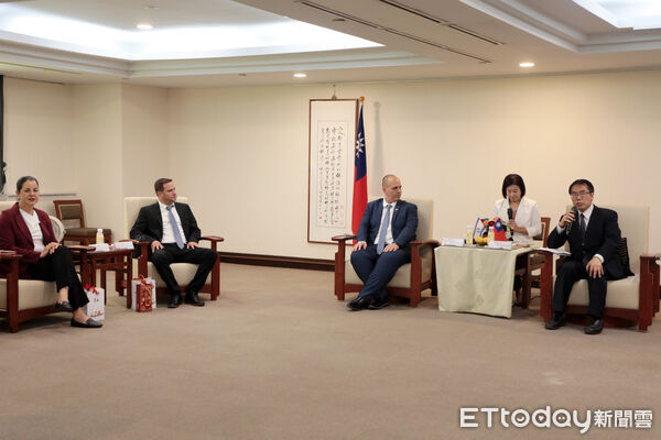 ▲以色列市長訪問團12日拜會台南市長黃偉哲，雙方就智慧城市及綠色城市治理經驗進行交流。（記者林東良翻攝，下同）