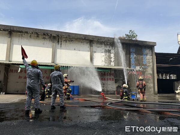 ▲新北市消防局在新莊造漆廠演練，出動救災機器人及空拍機等科技設備輔助。（圖／記者陸運陞翻攝）