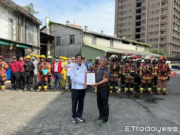 ▲新北市消防局在新莊造漆廠演練，出動救災機器人及空拍機等科技設備輔助。（圖／記者陸運陞翻攝）