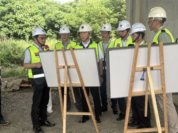 ▲基隆港務分公司陳世鴻副總經理(右3)、廖哲樞代理總工程司(圖左2)及章伯全副處長(左1)向陳世凱部長(左3)說明台北港北淤沙區目前使用情形。（圖／基隆港務分公司提供）