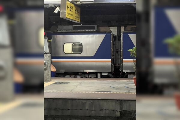 ▲▼台鐵區間車起火。（圖／翻攝臉書／三鐵情報社：事故通報與鐵道事件分享）