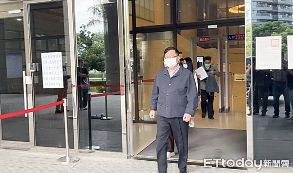 ▲前海基會董事長鄭文燦涉貪案今日傍晚開庭後步出法院。（圖／記者沈繼昌攝）