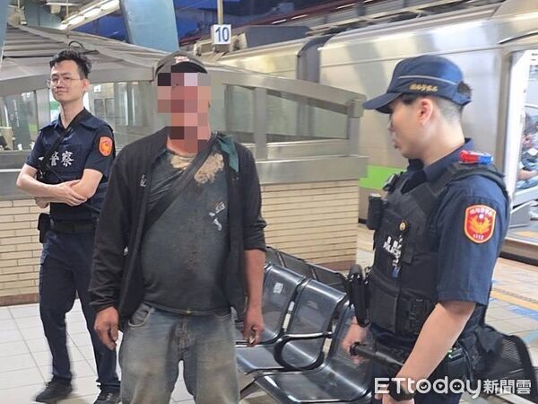 ▲▼一名男子搭乘台鐵區間車時疑似酒醉，從松山一路大聲喧嘩、狂飆髒話到汐止。（圖／記者邱中岳翻攝）