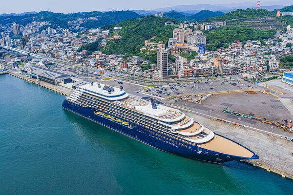 ▲麗思卡爾頓郵輪《盧米娜拉》停靠基隆港；郵輪資訊網：https://cruise.twport.com.tw/(圖／港務公司提供）