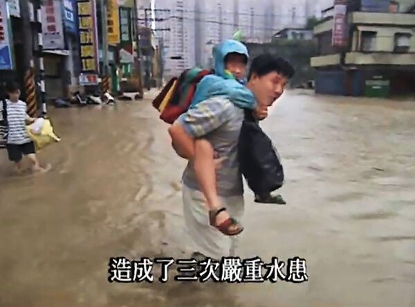 大台北地區因經濟發展及城市開發，造成河道日益窄縮，洪水宣洩困難，水患惡化。圖為1998年颱風釀基隆河水患，導致汐止淹水。（翻攝公視 我們的島YT）