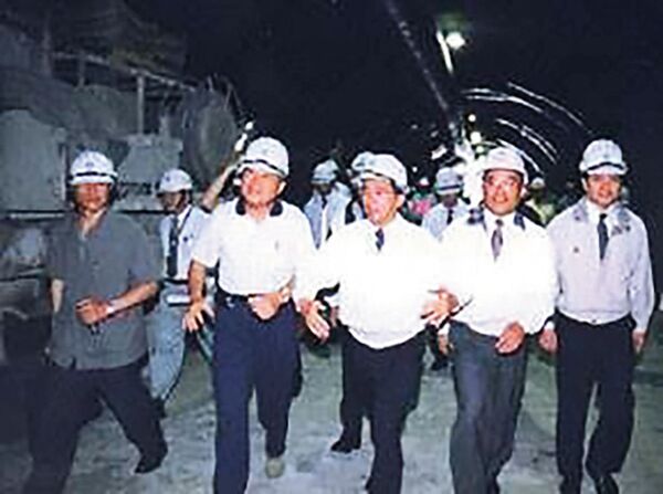 員山子分洪道是阿扁（中）總統任內「新十大建設」的重要建設。圖為2003年6月1日視察員山子分洪計畫。（總統府提供）