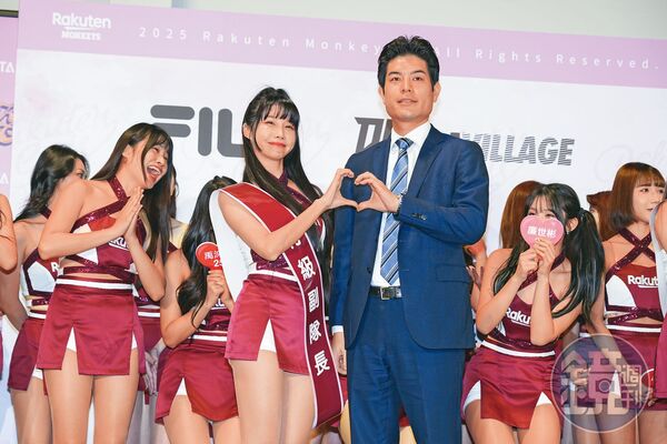 籃籃曾被樂天女孩的「特級副隊長」筠熹（前排左）抱怨「什麼事都不做、不練舞，只想享受隊長的紅利。」