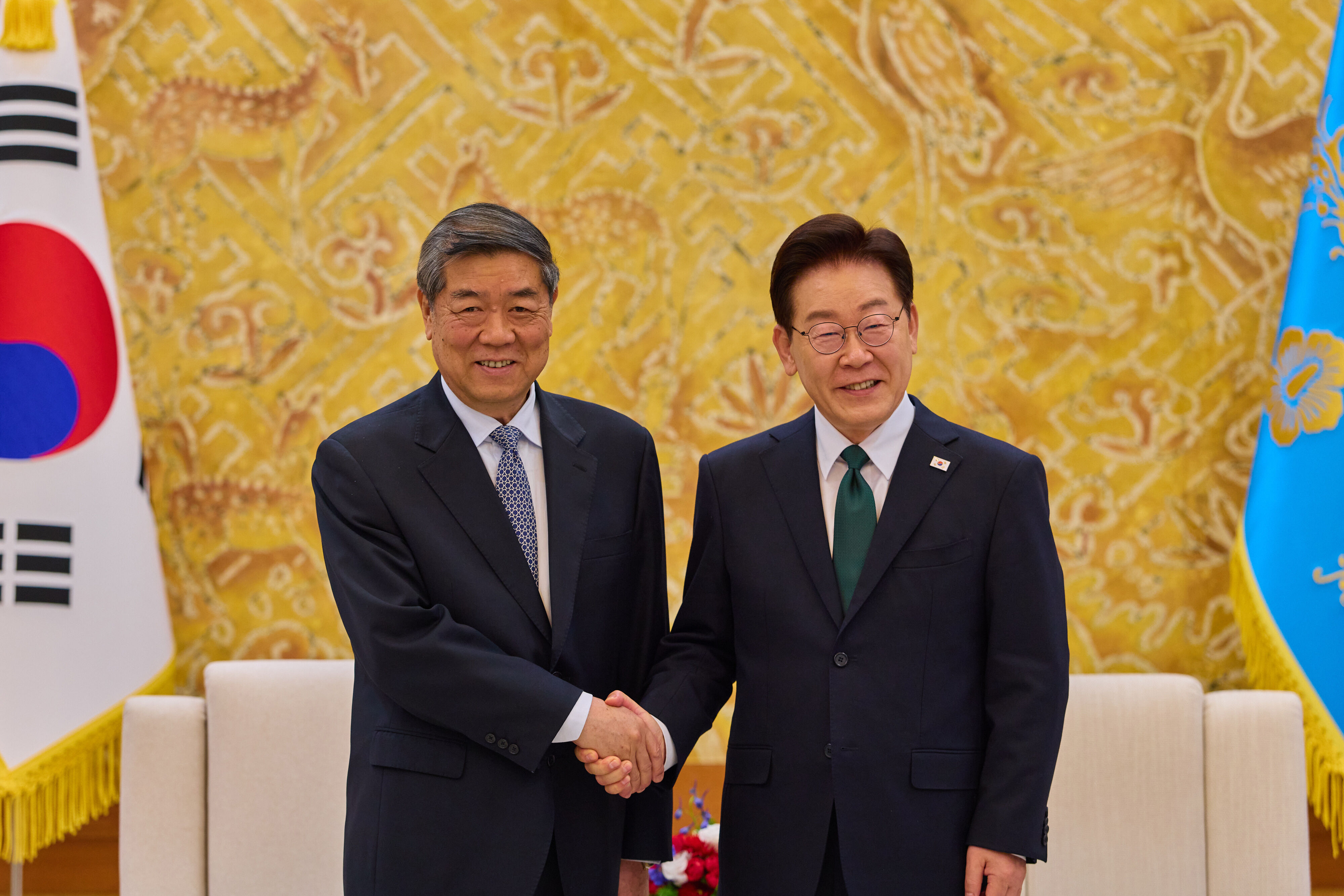 ▲▼南韓總統李在明13日在青瓦台接見中國國務院副總理何立峰。（圖／達志影像／美聯社）