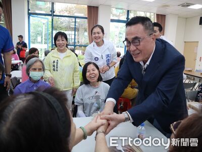 李四川拋銀髮政策　敬老卡升級每月300點「悠遊卡化」