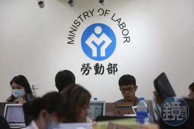 「博士抄碩士」一路官運亨通!勞動部高官驚爆論⽂抄襲醜聞
