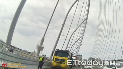淡江大橋開通首日亂象多　大貨車誤闖管制路段取締12件