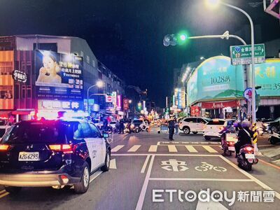 台南府前路二段機車直行撞左轉車　騎士、乘客共3人受傷送醫