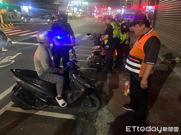 ▲永康分局結合監理站、環保局及交通警察大隊，在永康區永大路周邊執行「環、警、監」聯合稽查。（記者林東良翻攝，下同）
