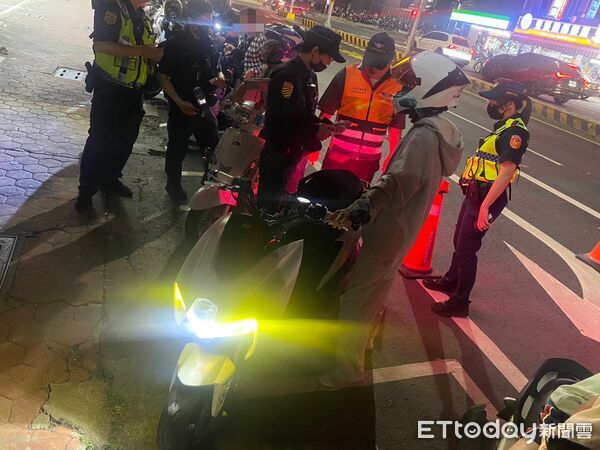 ▲永康分局結合監理站、環保局及交通警察大隊，在永康區永大路周邊執行「環、警、監」聯合稽查。（記者林東良翻攝，下同）