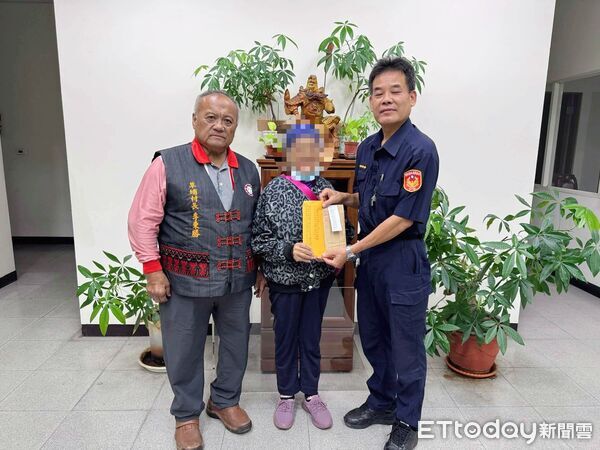 ▲藍清輝所長將善款交給家屬。（圖／記者陳崑福翻攝）