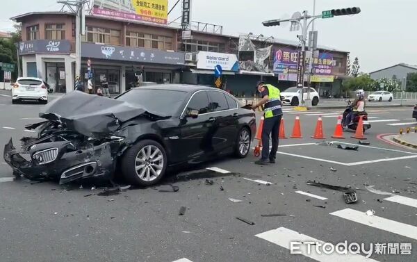 ▲▼雲林縣斗六市今(15日)一早發生警匪追逐，吳男過程中撞爛路過的BMW。（圖／記者游瓊華翻攝）