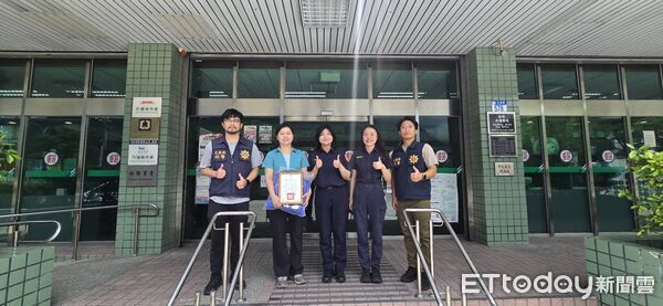 ▲▼新城警分局前往頒發感謝狀及警察熊抱枕，感謝最棒友軍共同守護民眾財產安全。(圖／新城警分局提供，下同）