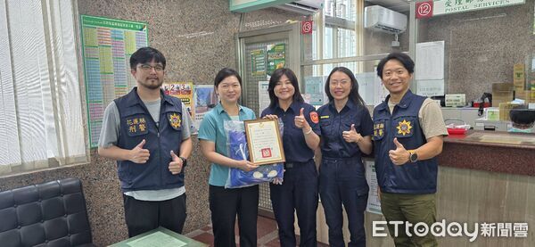 ▲▼新城警分局前往頒發感謝狀及警察熊抱枕，感謝最棒友軍共同守護民眾財產安全。(圖／新城警分局提供，下同）