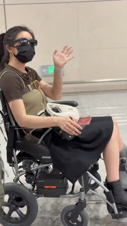 ▲▼陳妍希坐輪椅開工！阿基里斯腱斷裂術後現況曝。（圖／翻攝自微博）