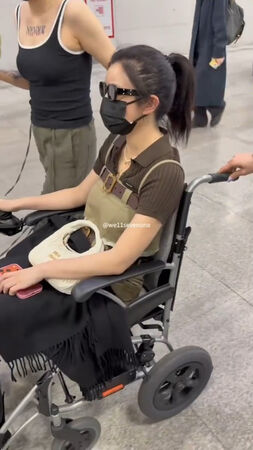 ▲▼陳妍希坐輪椅開工！阿基里斯腱斷裂術後現況曝。（圖／翻攝自微博）