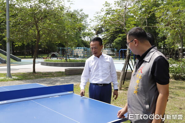 ▲▼  為提升在地運動品質，嘉義縣新港公園風雨籃球場於今（13）日正式剪綵啟用。縣長翁章梁、立委蔡易餘、新港鄉長葉孟龍，以及新港出身的知名職籃球星吳岱豪聯袂出席，共同為這座斥資千萬、具備現代化美感的運動地標揭幕。 （圖／記者翁伊森攝）