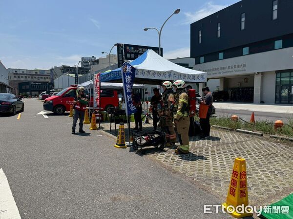 ▲台南市政府消防局第六救災救護大隊結合特力屋文賢店，辦理地下室停車場火警搶救暨大量傷病患救援實兵演練。（記者林東良翻攝，下同）