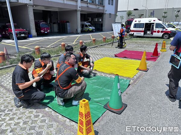 ▲台南市政府消防局第六救災救護大隊結合特力屋文賢店，辦理地下室停車場火警搶救暨大量傷病患救援實兵演練。（記者林東良翻攝，下同）