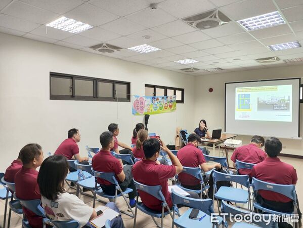 ▲台南市政府消防局第三救災救護大隊辦理消防安檢講習，強化同仁消防安全檢查及圖說判讀專業能力。（記者林東良翻攝，下同）