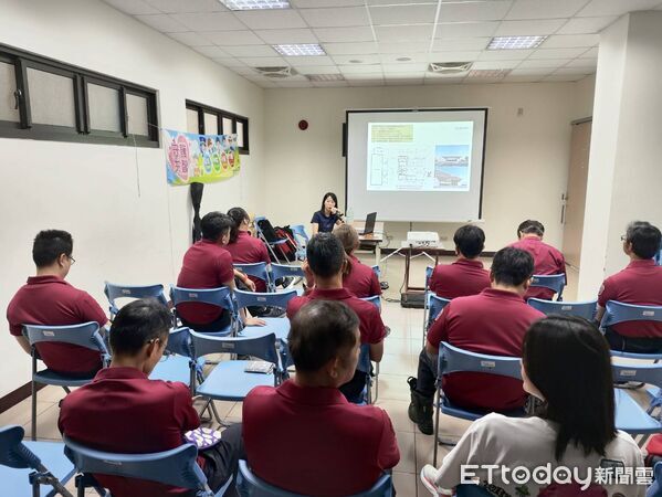 ▲台南市政府消防局第三救災救護大隊辦理消防安檢講習，強化同仁消防安全檢查及圖說判讀專業能力。（記者林東良翻攝，下同）