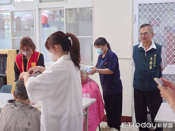 ▲台南市政府勞工局媒合台南市美姿禮儀造型職業工會，前往柳營區菩提林教養院辦理義剪活動。（記者林東良翻攝，下同）