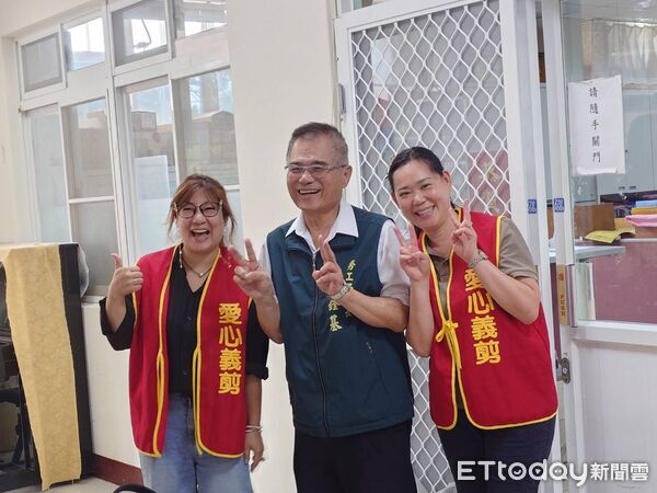 ▲台南市政府勞工局媒合台南市美姿禮儀造型職業工會，前往柳營區菩提林教養院辦理義剪活動。（記者林東良翻攝，下同）