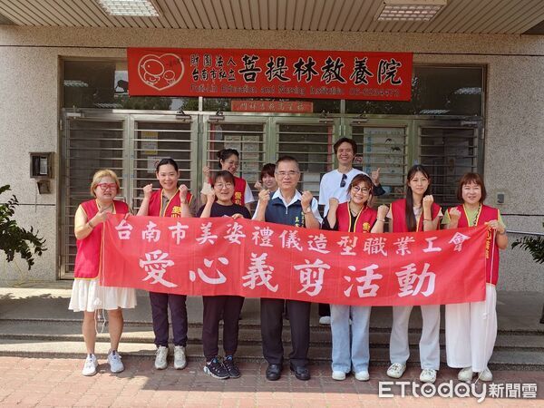 ▲台南市政府勞工局媒合台南市美姿禮儀造型職業工會，前往柳營區菩提林教養院辦理義剪活動。（記者林東良翻攝，下同）