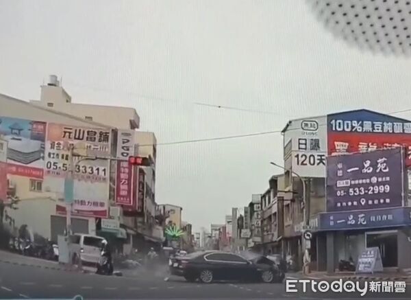 ▲▼雲林縣斗六市今(15日)一早發生警匪追逐，吳男過程中撞爛偷來的BMW。（圖／記者游瓊華翻攝）