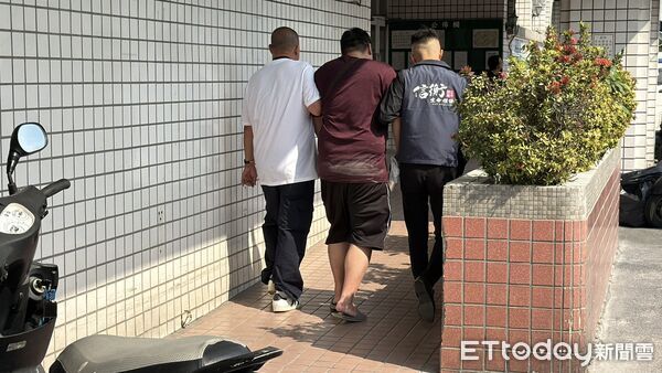 ▲弟弟（中）見到媽媽、哥哥的遺體情緒崩潰痛哭，身體癱軟需旁人攙扶。（圖／記者吳世龍攝）