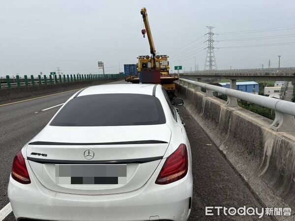 ▲▼白色賓士酒駕追撞自小客車。（圖／民眾提供，下同）
