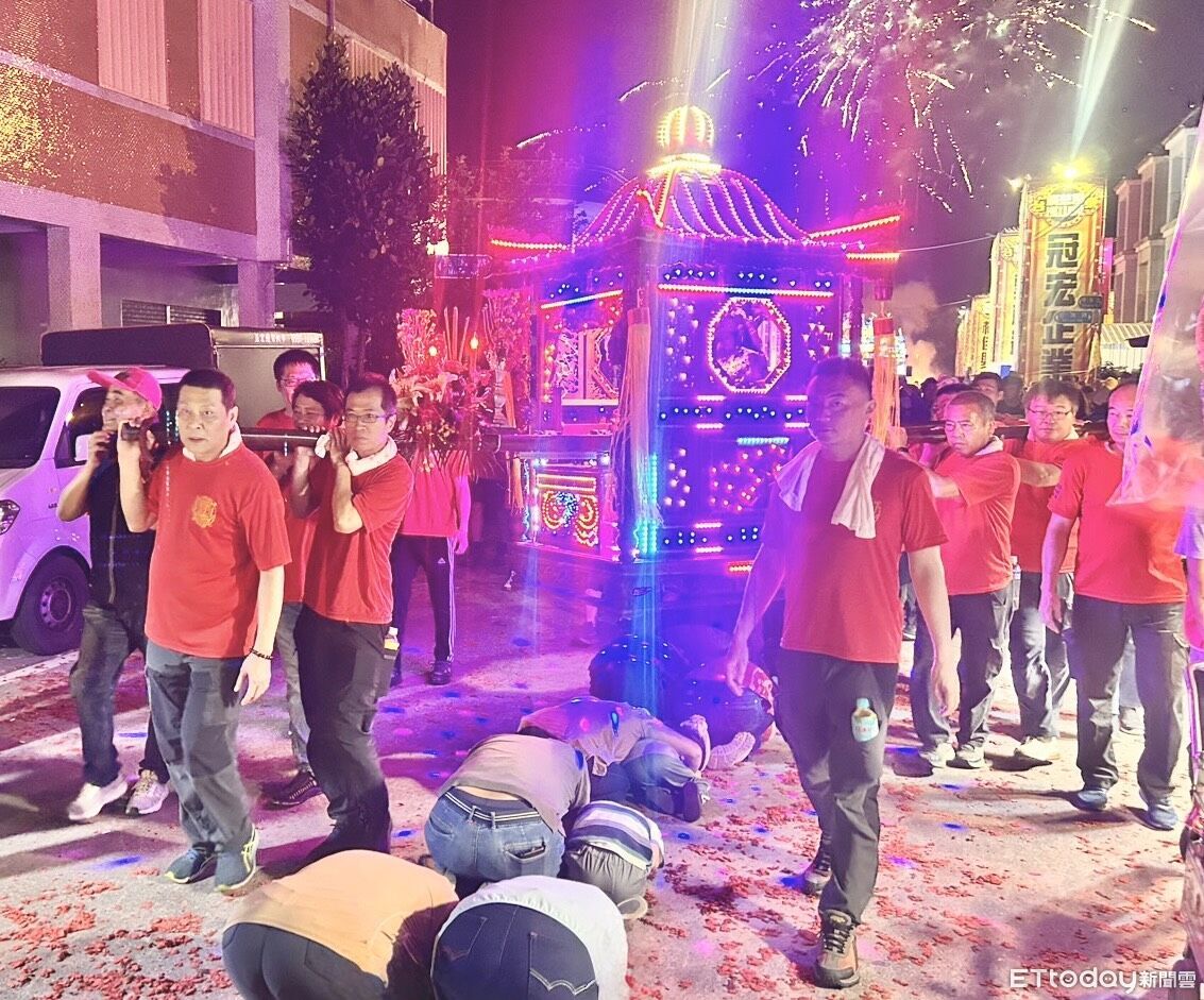 關山媽祖遶境躦轎底 消防義消擔任扛轎手成亮點