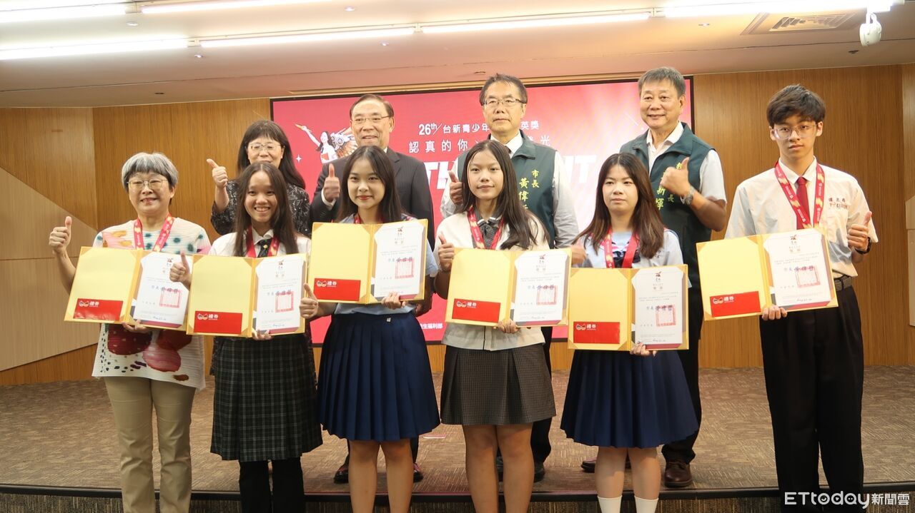 黃偉哲表揚台新青少年志工菁英獎 7位台南獲獎學子閃閃發光
