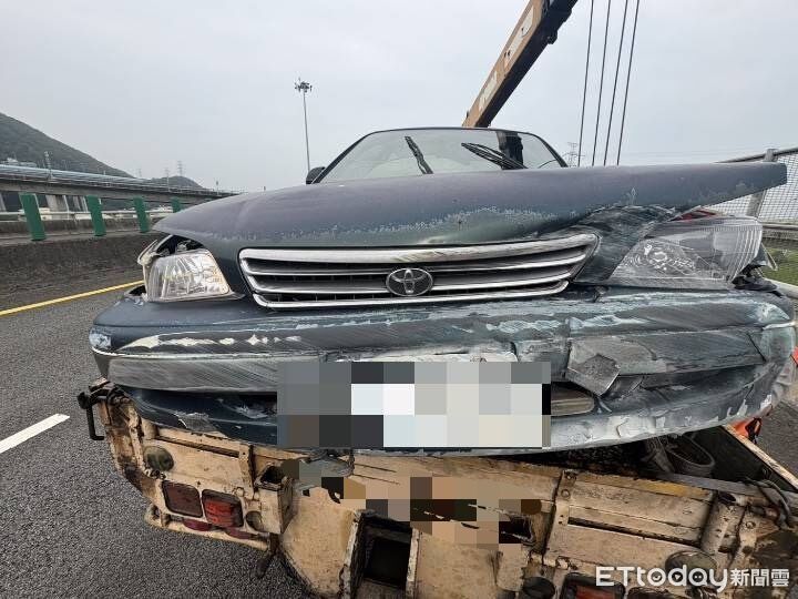 國4追撞!19歲賓士女酒駕釀禍 倒楣黑車衝護欄逆轉180度