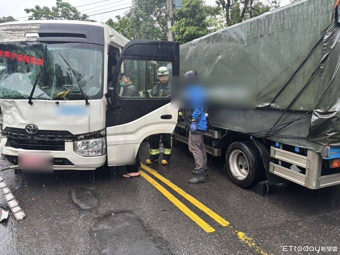 快訊/新店砂石車失控翻覆!波及社區巴士 8人緊急送醫