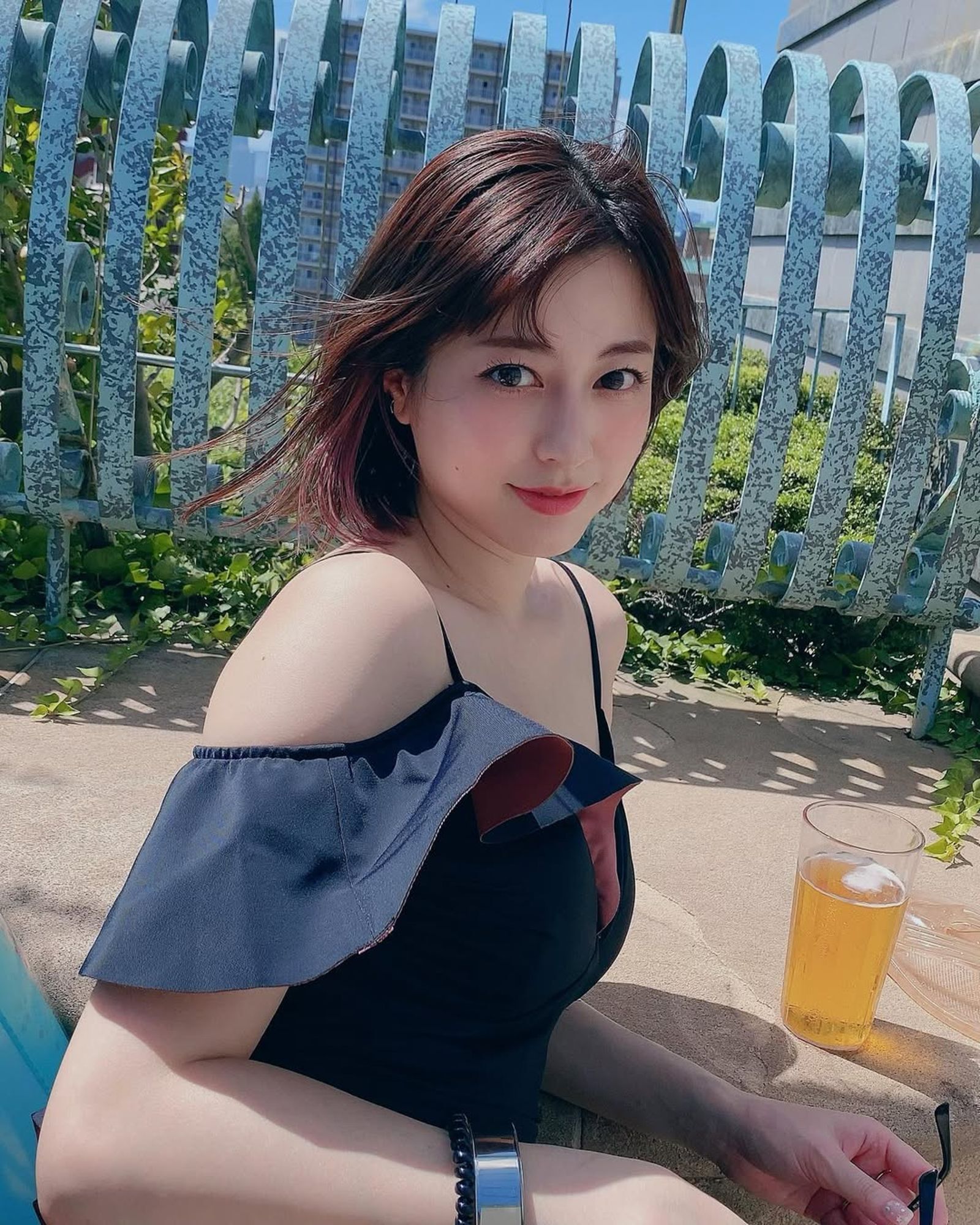 杉本有美過去曾於2016年與圈外男性結婚,但於2019年宣布離婚,之後逐漸回歸個人生活。(翻攝自杉本有美 IG)