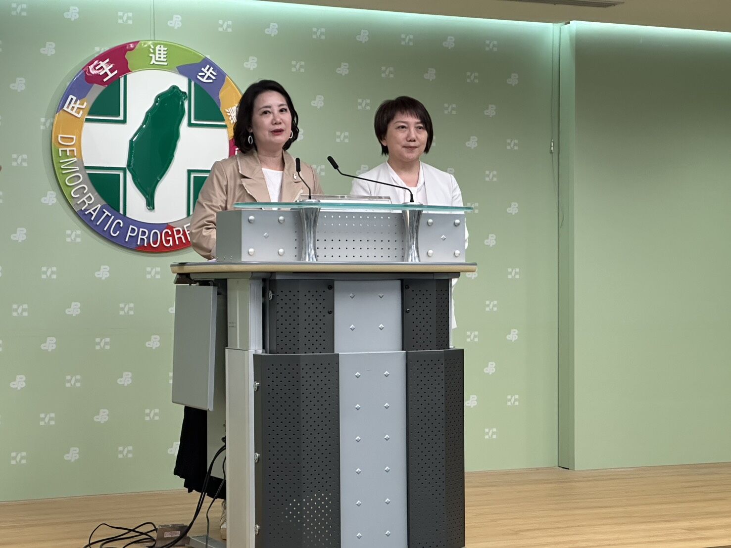 ▲▼民進黨政策會執行長吳思瑤、民進黨團書記長范雲轉述少子女化座談會。（圖／記者詹詠淇攝）