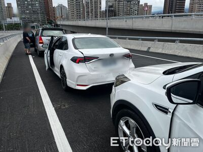 淡江大橋第二起事故！休旅車駕駛分心未注意　追撞等紅燈2車